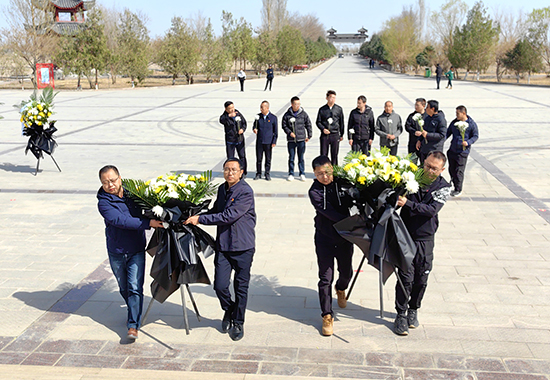 为革命先烈敬献花篮1 拷贝.jpg