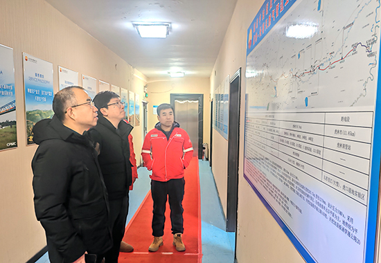 代炳涛查看监理部办公区域 拷贝.jpg