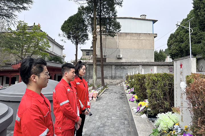 1712623607683165.jpg 烈士墓区肃立默哀 拷贝1.jpg