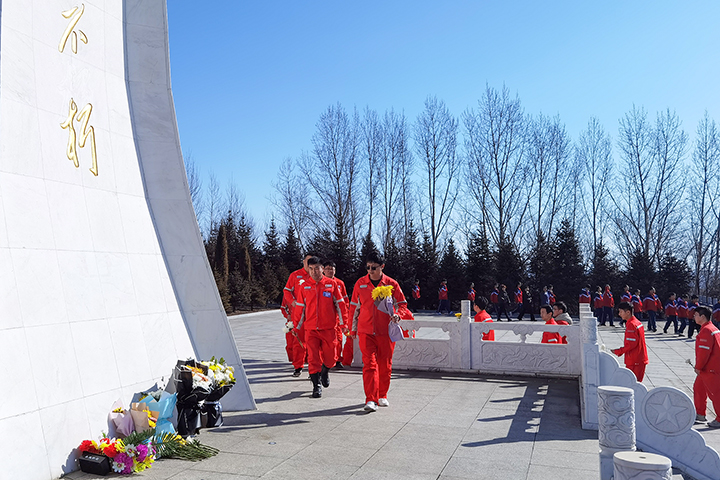 1712623649149598.jpg 献花缅怀 拷贝1.jpg